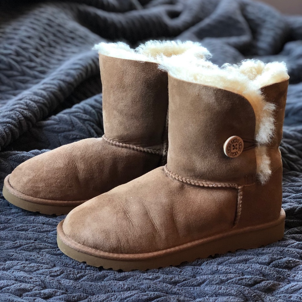 *worn once* Bailey Button UGG boot